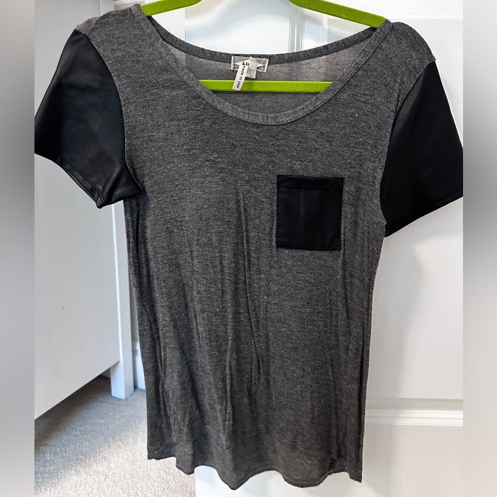 Kira faux leather shoulder and pocket detail gray tshirt